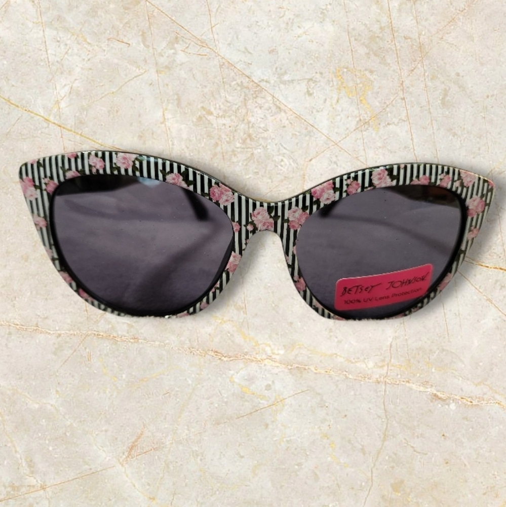 Betsey Johnson Stylish Black and Pink Sunglasses